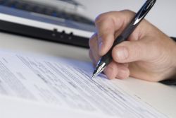 Contrat signé - Crédit photo : © Bruce Shippee - Fotolia.com